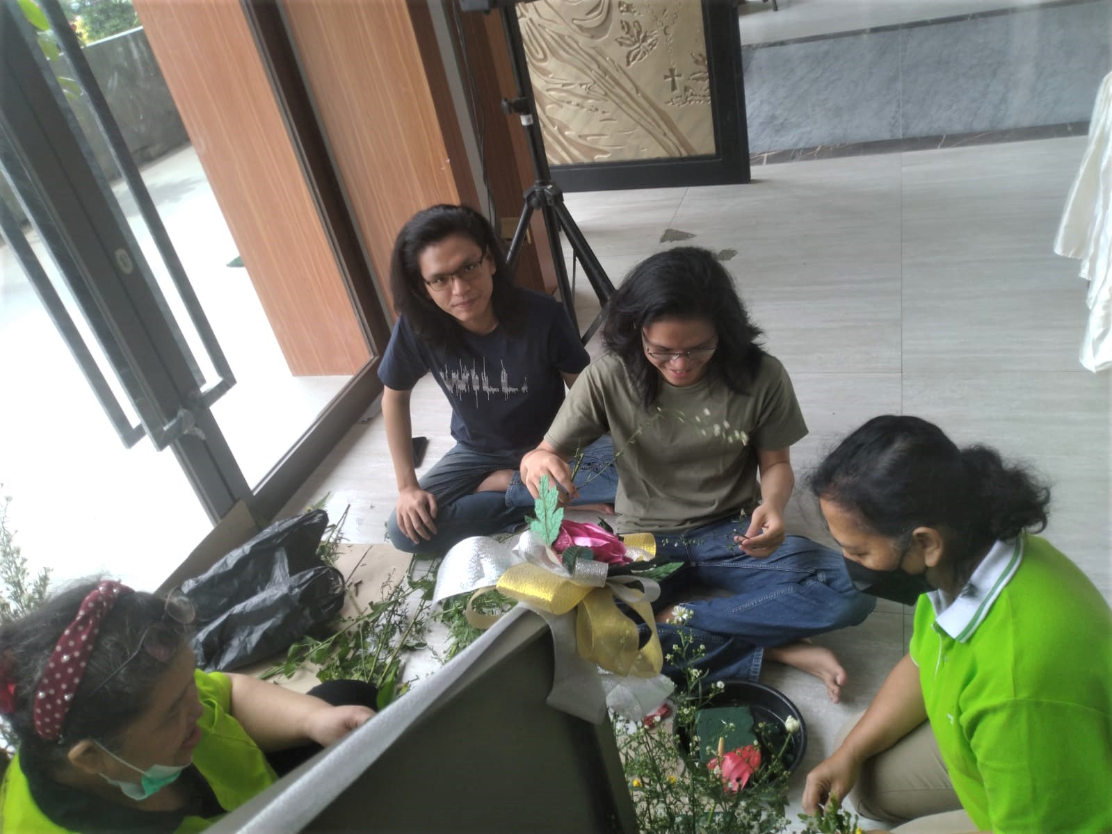 dibantu 2 cowok gondrong (2) PAKAi